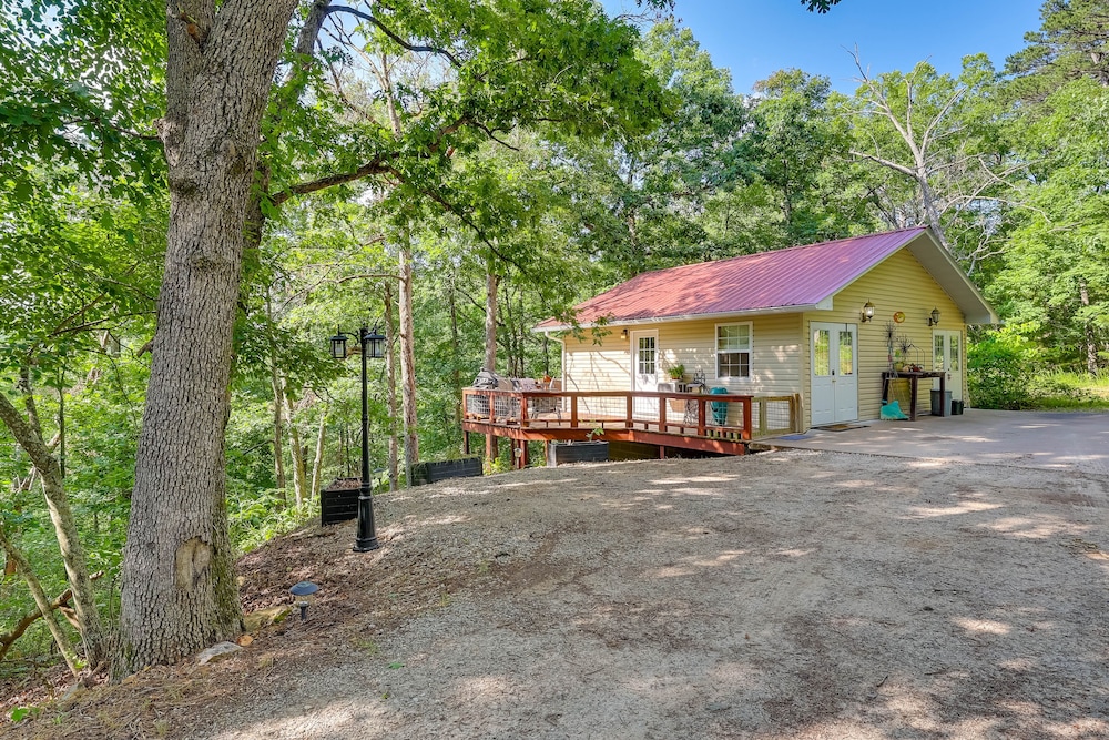 Secluded Ozark Mtn Cottage w/ Wraparound Deck