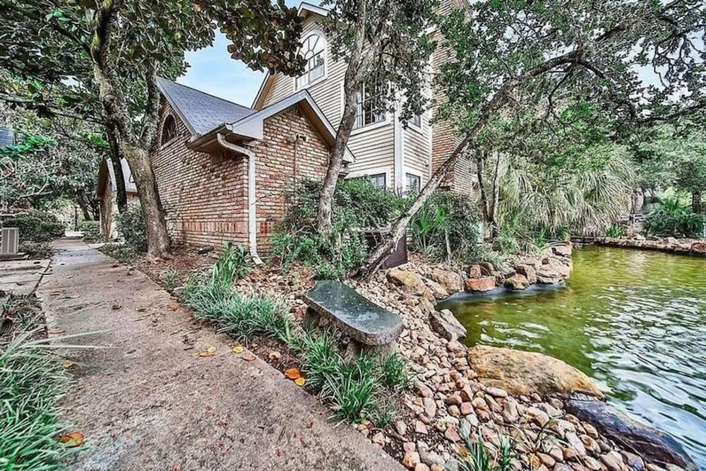 Upscale 1BR Condo in Med Center