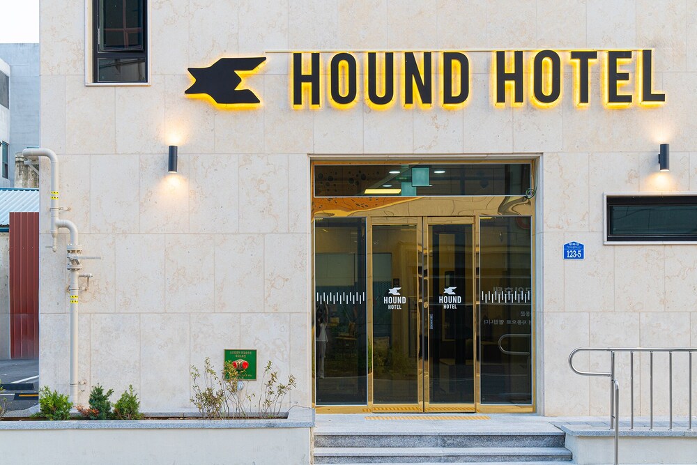 Gunsan Hound Hotel