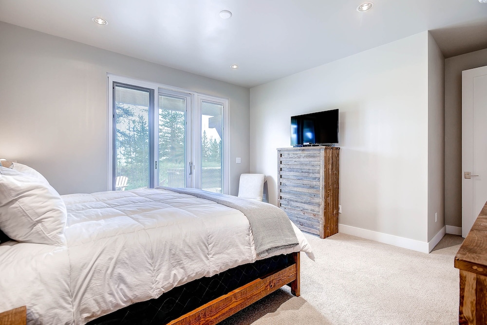 Sunrise Ski Haus 4 Bedroom Home by RedAwning