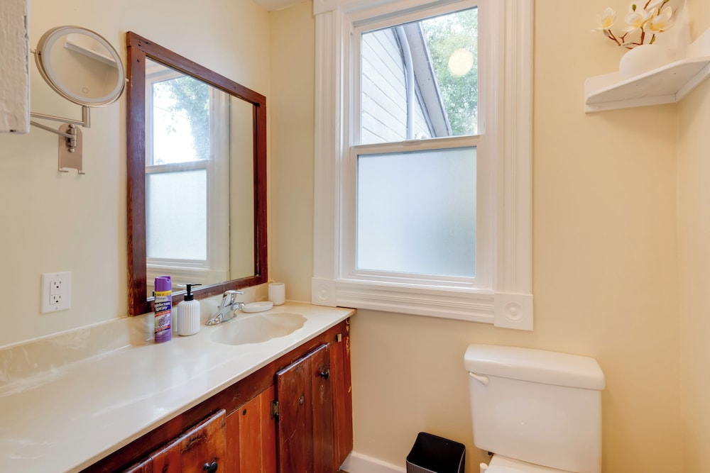 Walk to Main Avenue: Cozy Unit in Warrenton