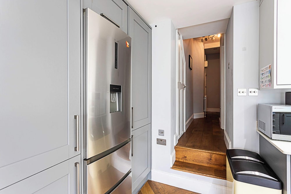 Modern and Spacious Colliers Wood Home