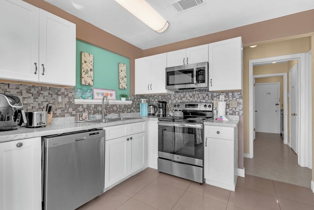 Comfortable 4BR Getaway: Wifi & Parking Included