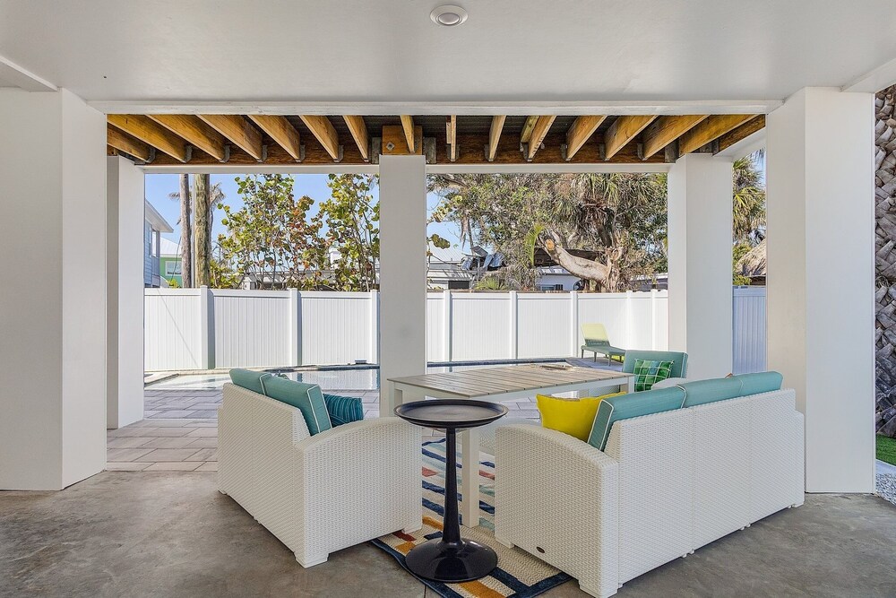 211 Blue Palm: Spacious 5-Bedroom Pool Home, Steps from Beach! 5 Home