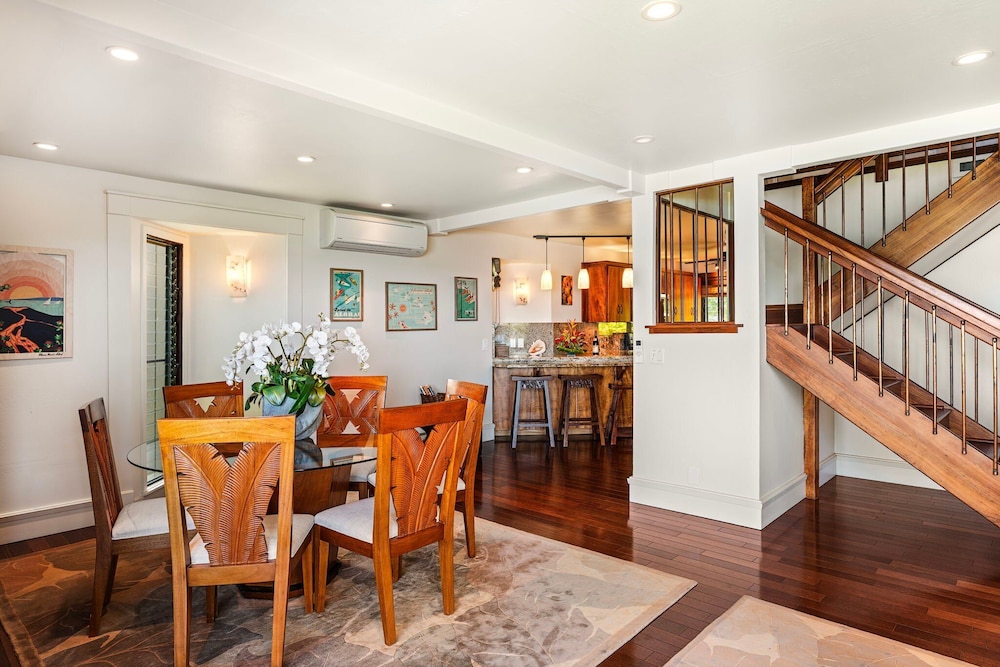 Beautiful Oceanfront - Air-conditioned - Sleeps 6 - Walk to Beach - Vrkcv