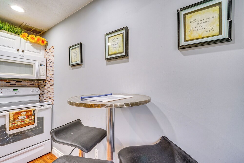 12 Mi to Temple Square: Cozy + Convenient Apt!