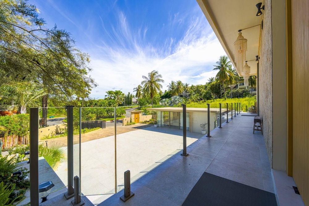 Ultra-Modern 6-Bedroom in GolfCourse PH6
