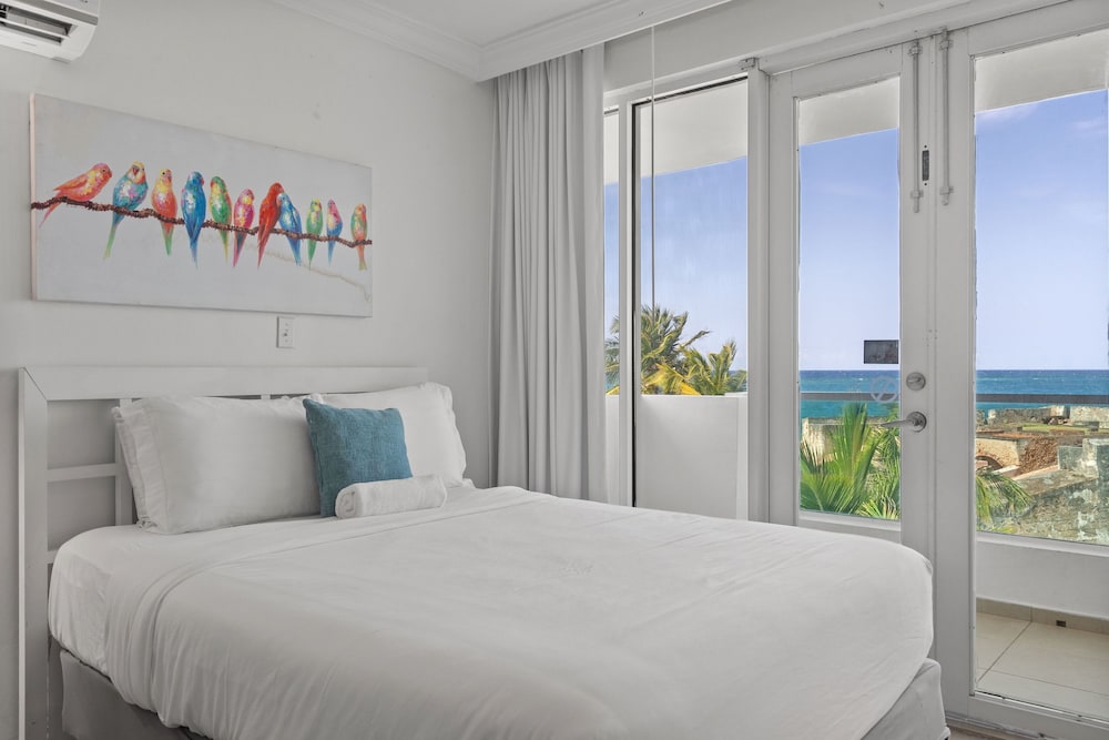 Cozy Oceanfront Getaway Balcony Sea View