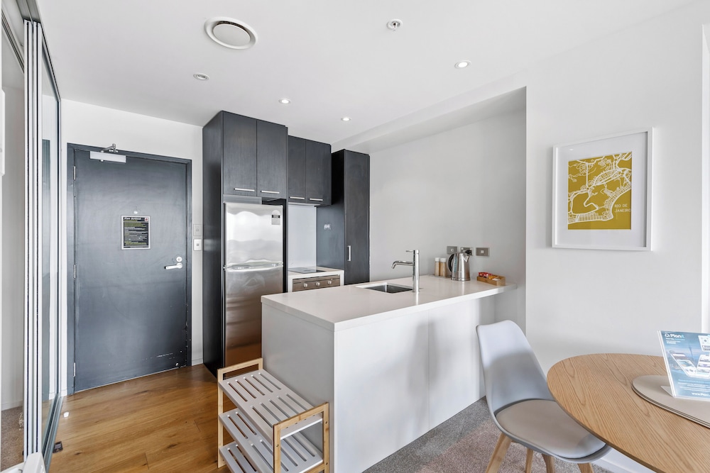 Queen St Stay, Pool,Gym,Tower Views | Zodiak Stays