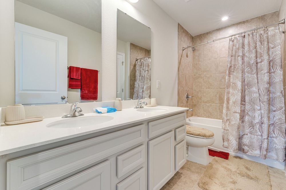 11 Mi to Disney: Family Home w/ Pool Access