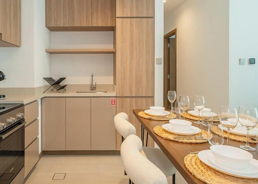 Elegant High Floor 2BR Urban Oasis