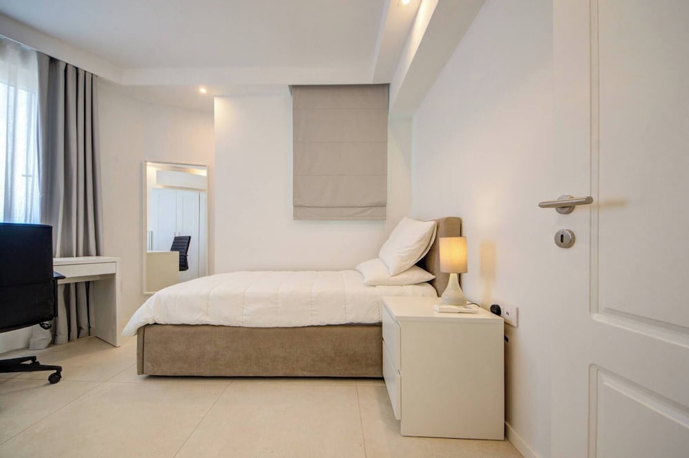 Luxury Penthouse With Private Pool and sea Views, Sleeps 6