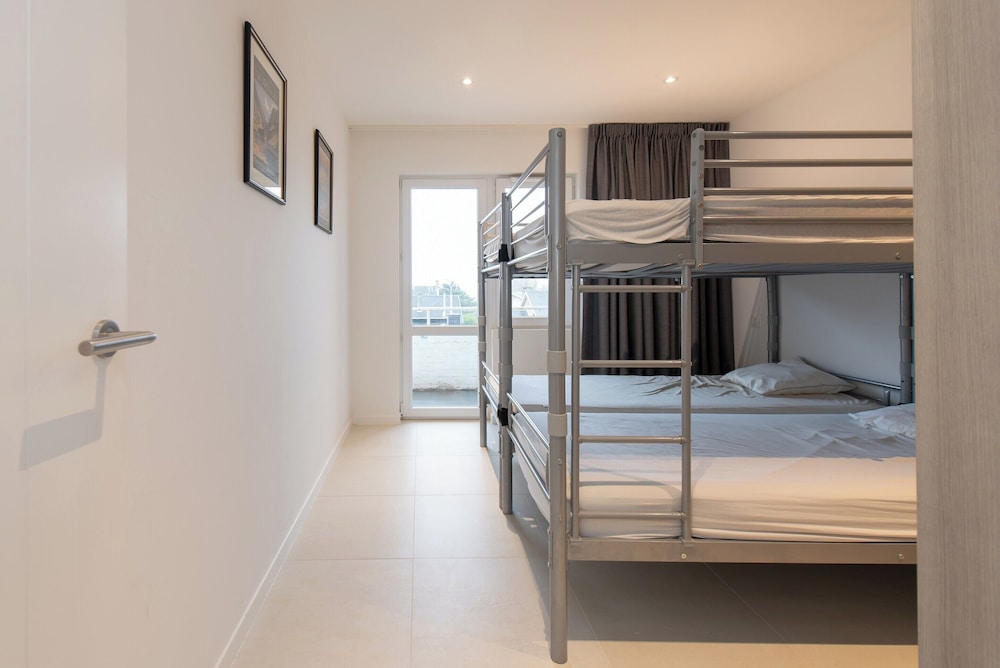 Apartment on Zeedijk With Sea View