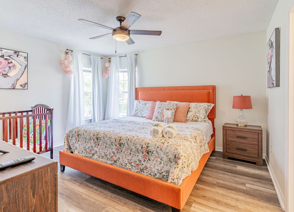 Themed 7 Bedroom Villa, 12 Min to Disney, Resort Access - Image 2