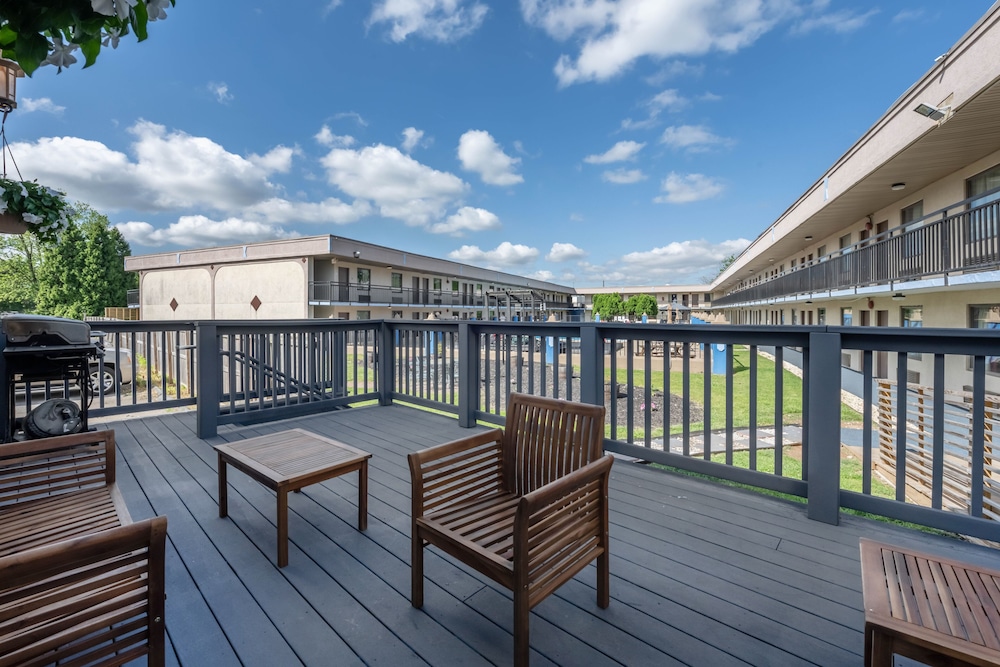 Lancaster Vacations - Rodeway Inn - Property Image 12