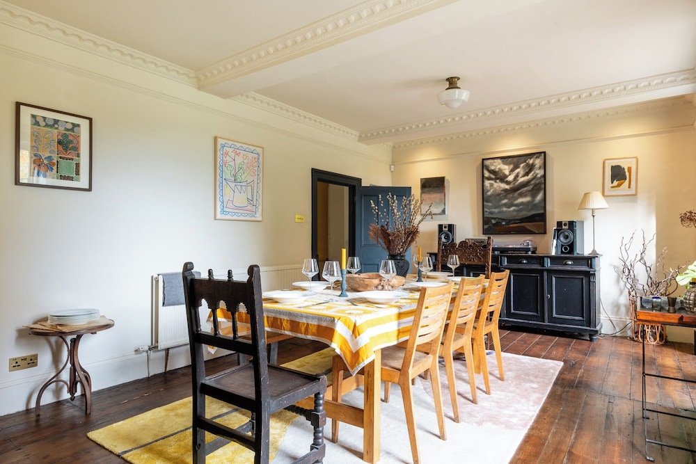 Stunning 8-Bedroom Home in Painswick