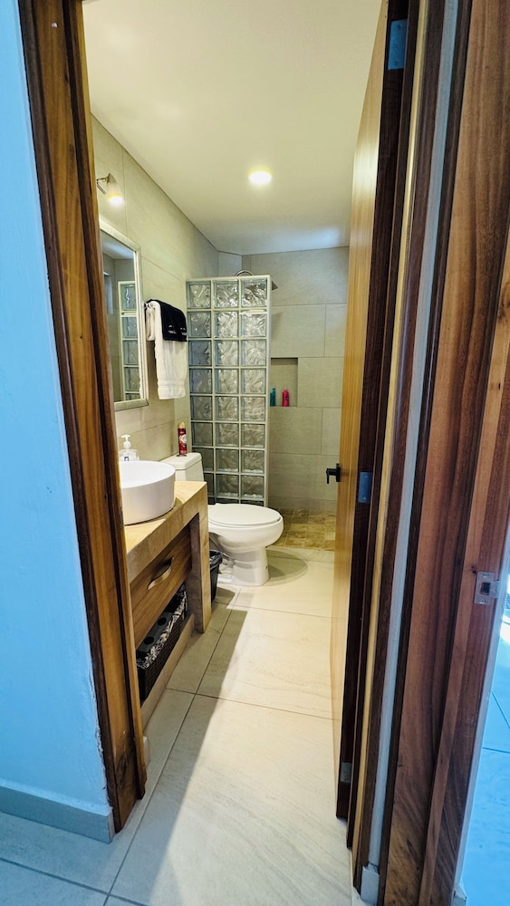 Modern 1 Bedroom Guesthouse - Free Bikes - Huge Patio - Gym - Pickleball Court