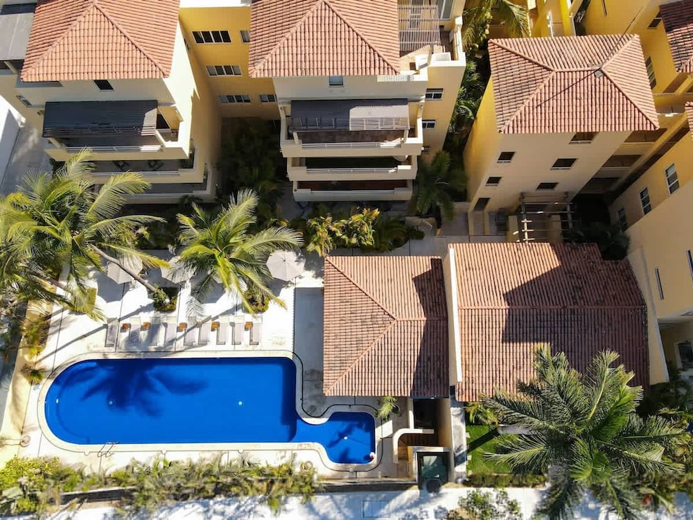 Sleeps 6 Views Beach 1 Block