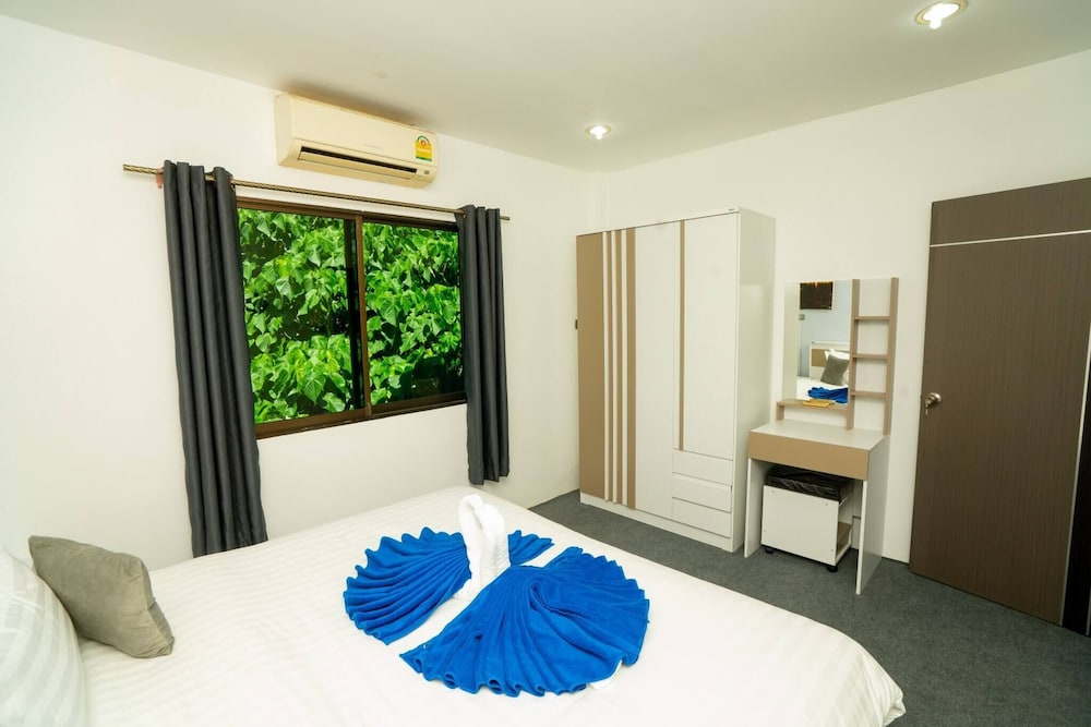 3 Bed 3 Bath Villa 400m to the Beach Sleeps 10