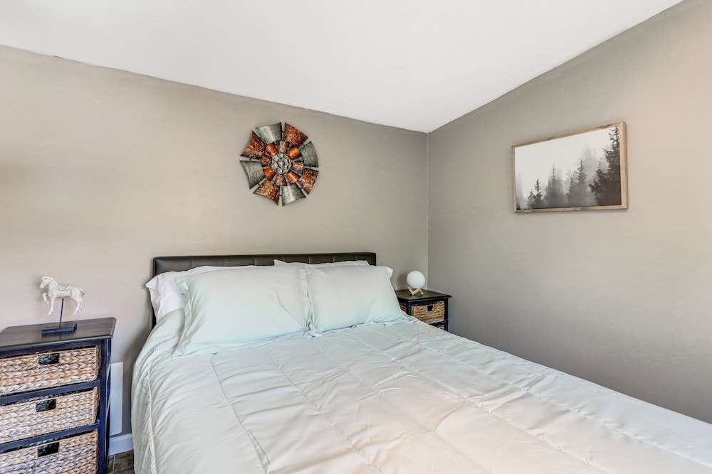 Cozy + Convenient Blairsville Cabin w/ Deck!