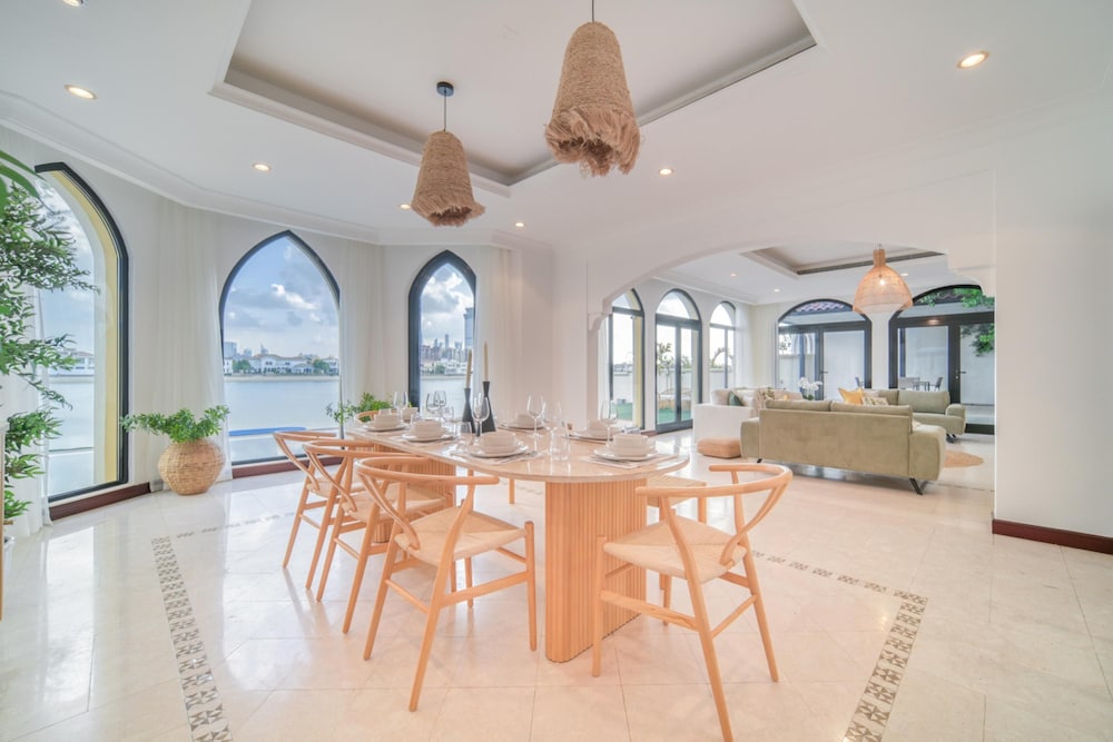 Exclusive 6BR Palm Villa w Private Pool and Beach