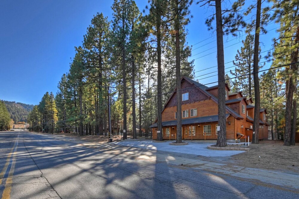 Big 10 Luxury Cabin with HotTub