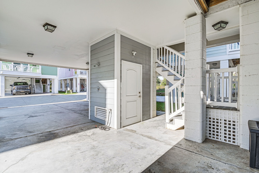 Walk to Shore: Myrtle Beach Home w/ Pool Access!
