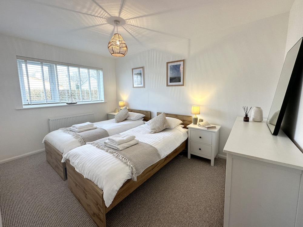 3-bed House in Llanfaelog, Near Rhosneigr view 2
