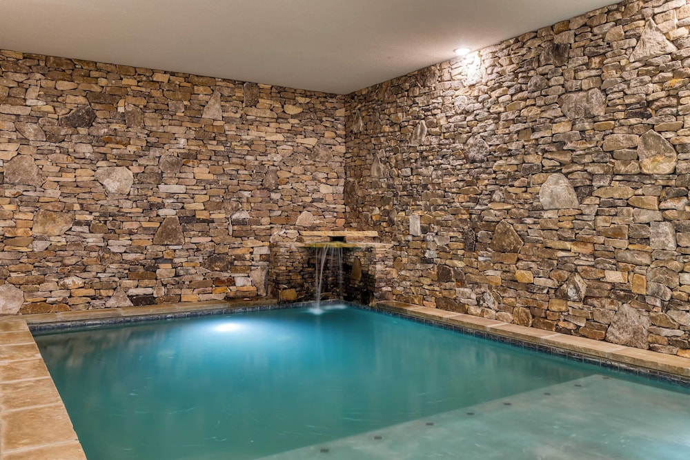 All Fun & Games by Avantstay Indoor Pool, Game Room, Theater, Mountain Views Near Pigeon Forge & Dollywood
