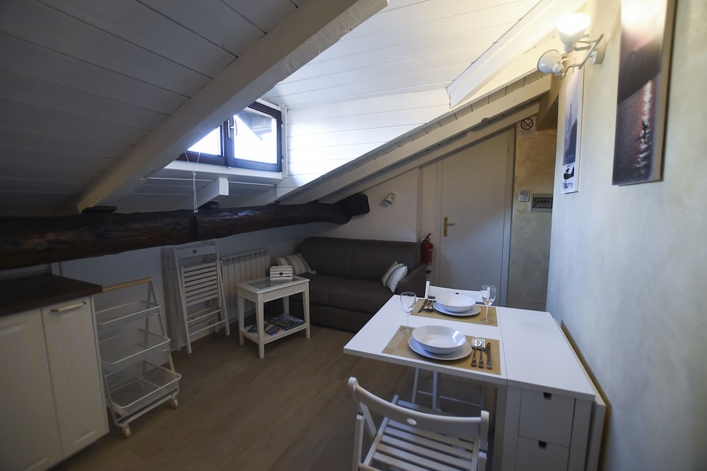 Le Torri Apartment en Como — hotel room