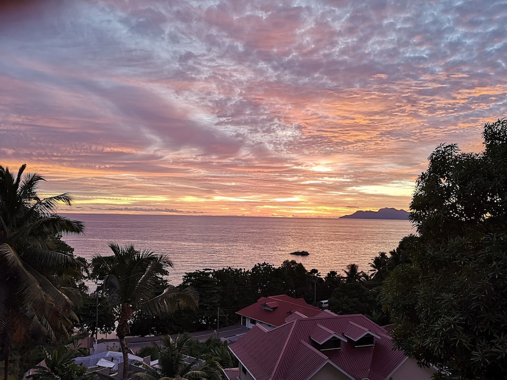 Glacis Heights Villa photo 2