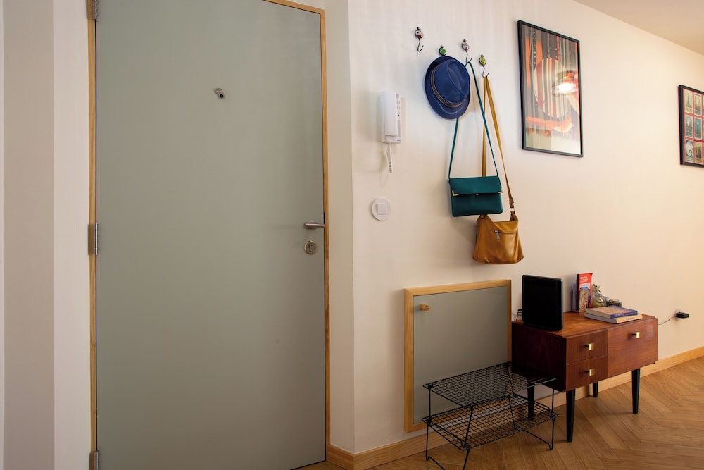 Alegr0 · 60s Chic Central Apartment w/ Garden