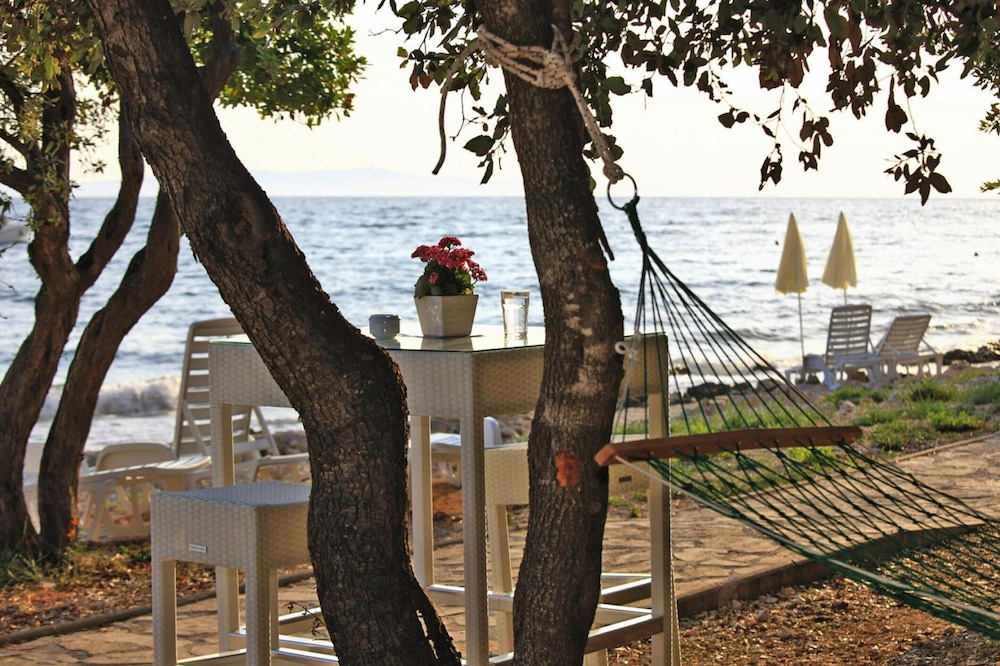 Apartments in Villas Punta Skala With Beachpool