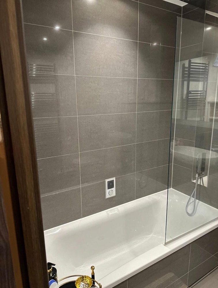 1 Bed Apartment Sleeps 2 - Free Parking -