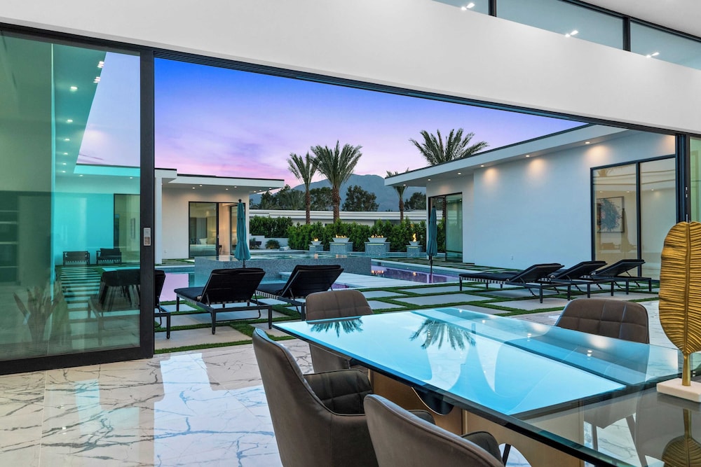 Sleeps 23 Pool, Hot Tub & Putting Green Minutes to Golf & Dining Bravo Villa #7 by Avantstay