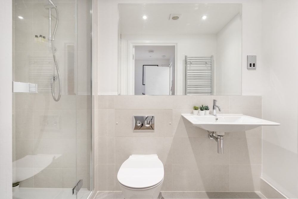 Modern 1BR with Balcony by Soho