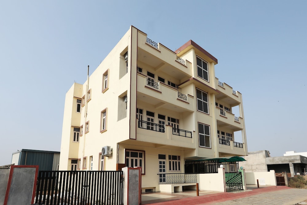 OYO 9878 Home Cozy 3BHK Geetanjali Hospital