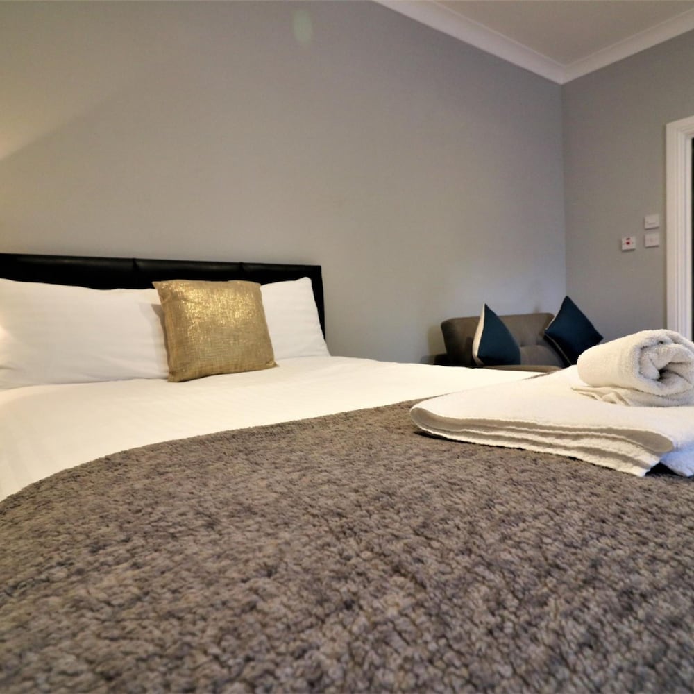 Linden Cottage Room 1 - Airdrie view 5