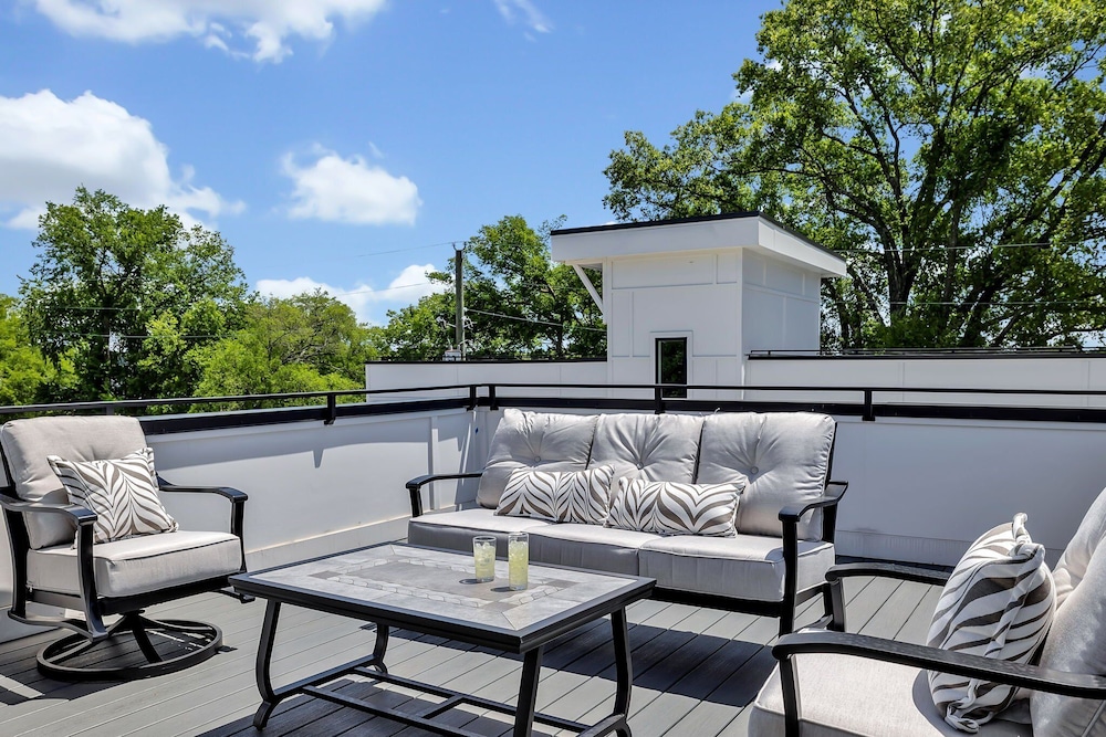 Soprano-private Rooftop-gr8 Walking Location