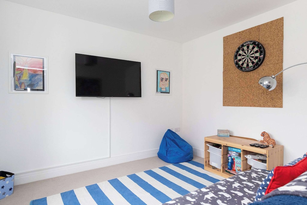 Modern Family Retreat Nr Beaches and Marina