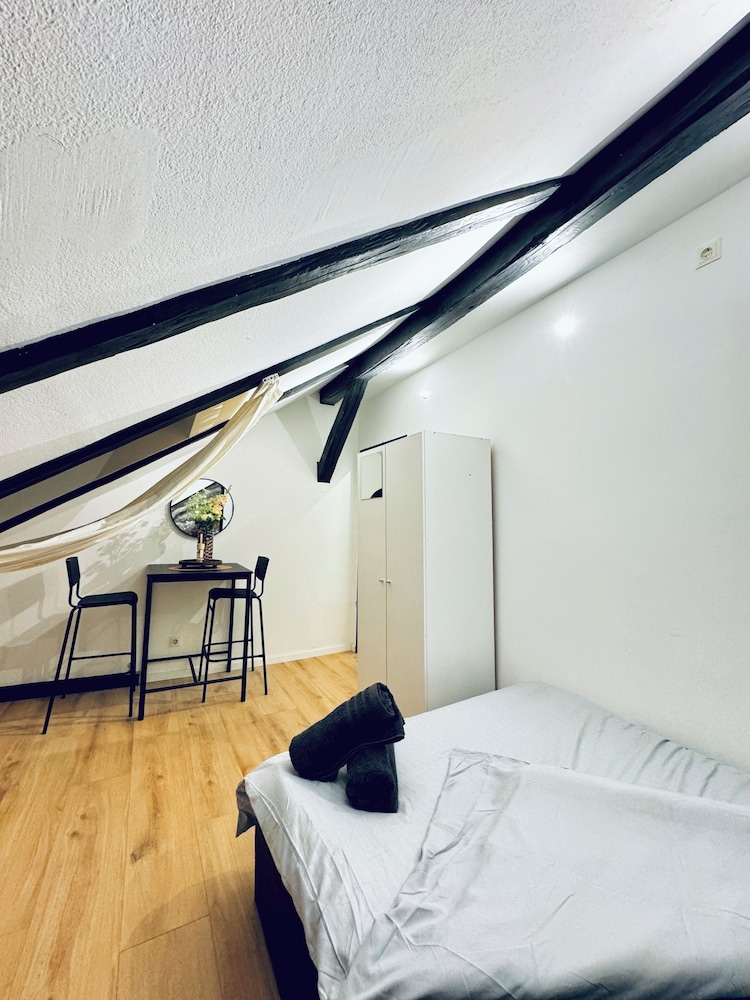 Comfortable 5 BR Apt near Schonbrunn