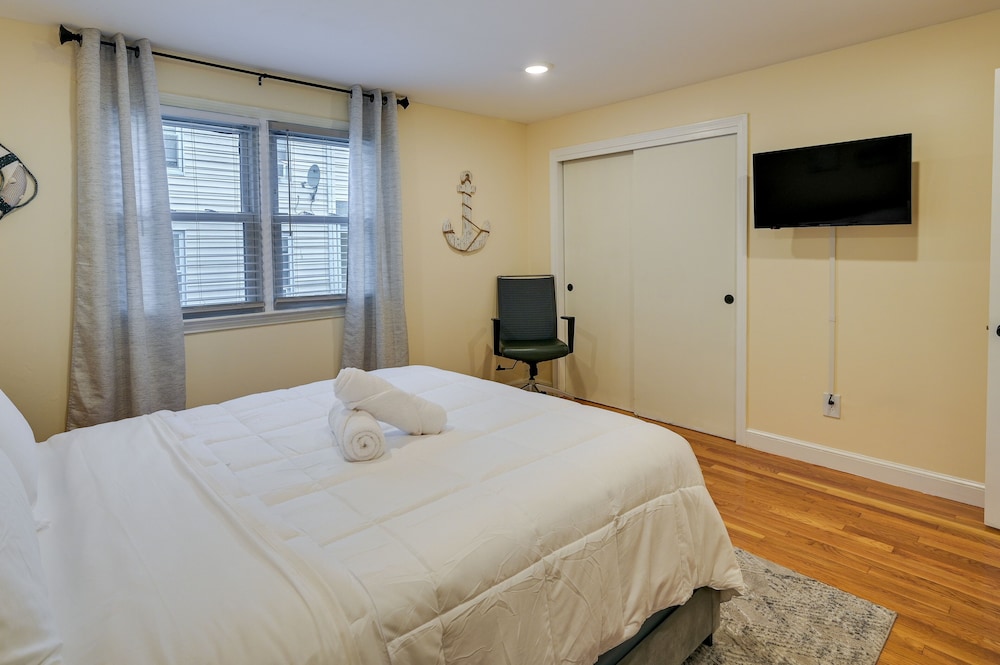 Boston Duplex w/ Foosball Table: 11 Mi to Downtown