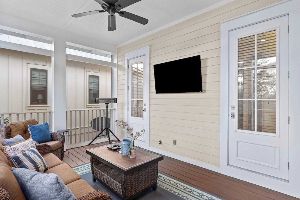 Seagrove Gardens Mins to the Beach, Santa Rosa Retreat w/ Golf Cart, A+ Design