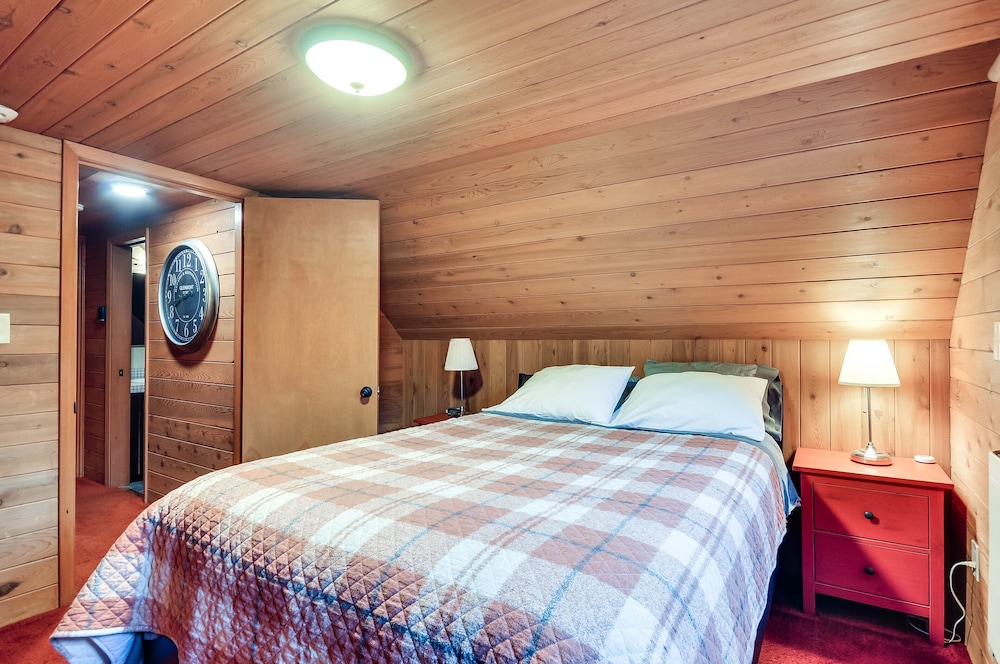 Inviting Mt Hood Cabin w/ Porch: 1 Mi to Skibowl! view 3