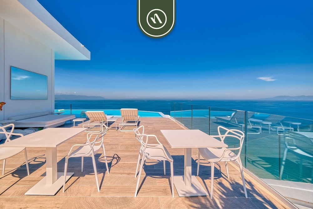 Luxurious 2 BR Condo - Oceanfront - Infinity Pools