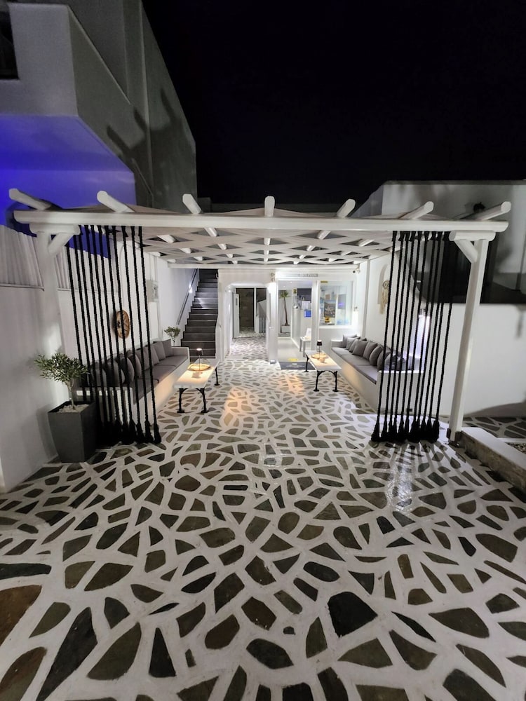 Zoumis Residence