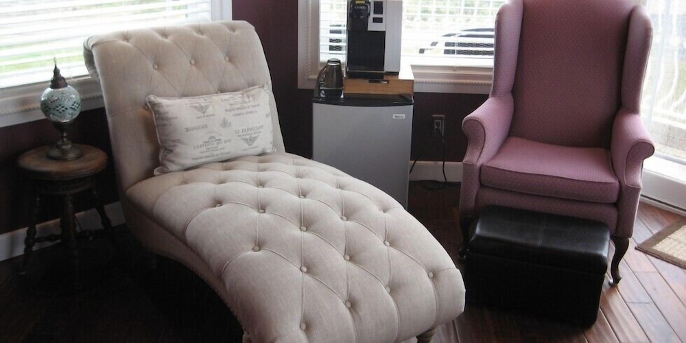 The Collins Inn and Seaside Cottages - Adults Only