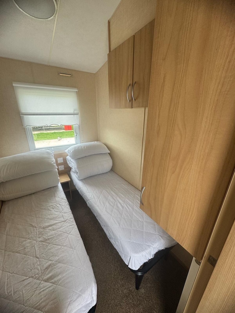 3 Bed Caravan - Sleeps 8 - Pets - Parking