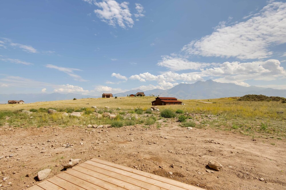 Yellowstone Prairie Retreat: 360 Mountain Views! view 3
