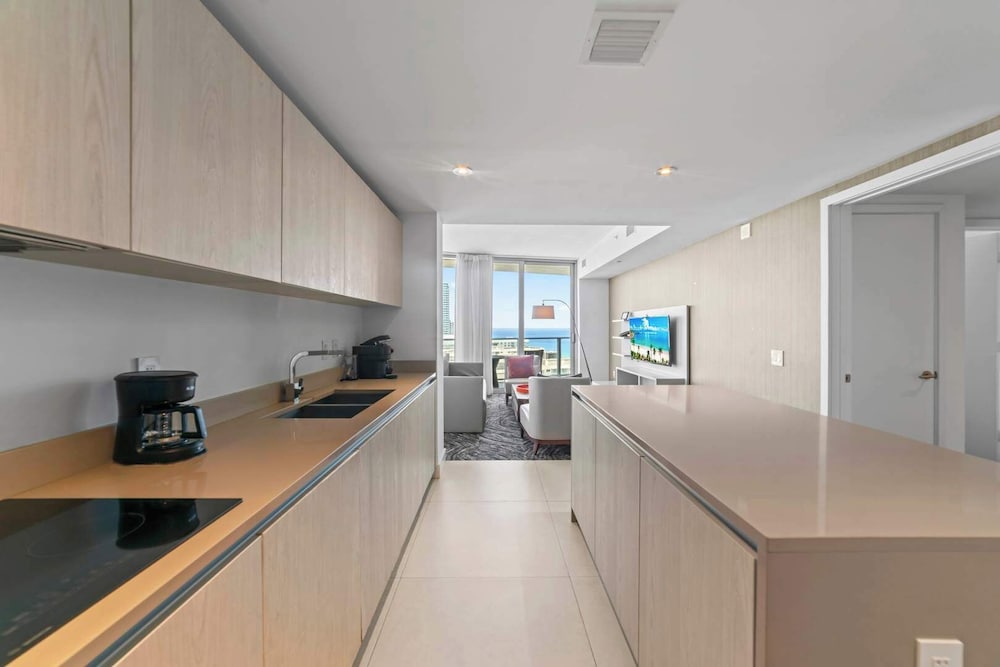 Sunny Balcony - Beautiful Stay for 2 With Ocean Views & Resort Amenities